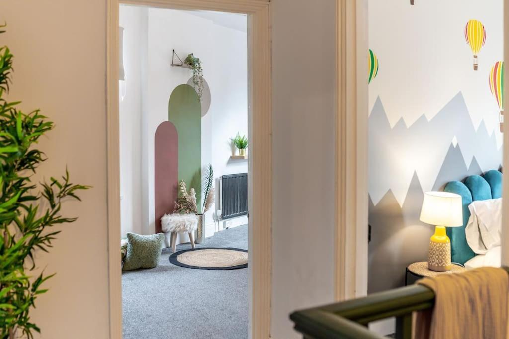 The Wanderer - Lovely 3bd House - Upto 10 Guests. * Cardiff