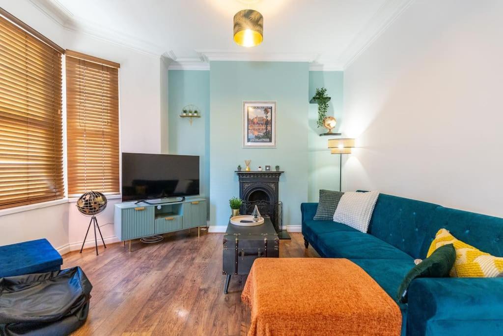 The Wanderer - Lovely 3bd House - Upto 10 Guests. * Cardiff